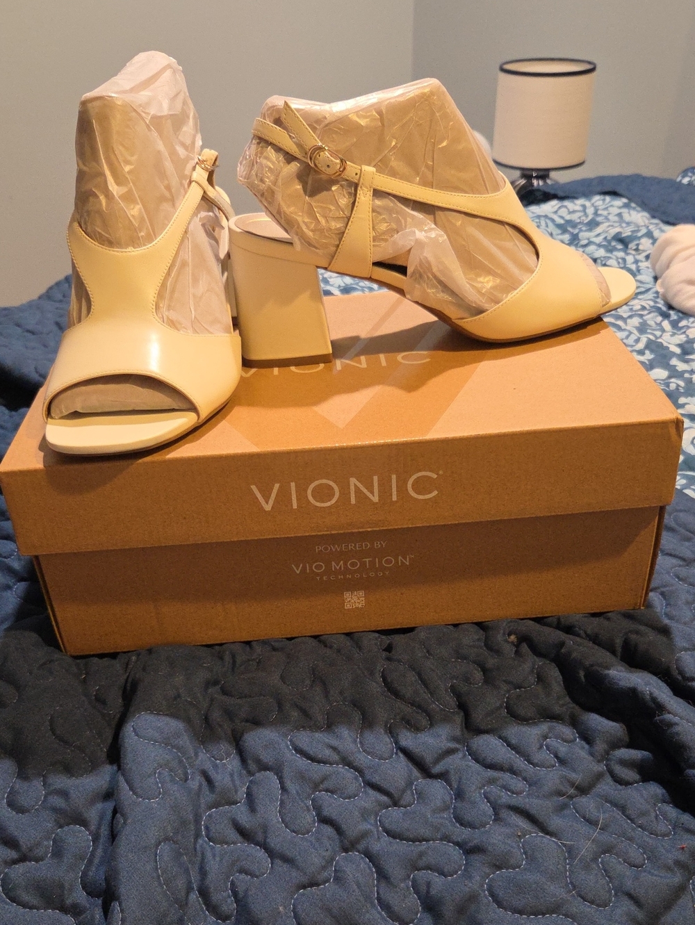 NWT Vionic Women’s Cream Block Heel T-Strap Sandals, Size 10